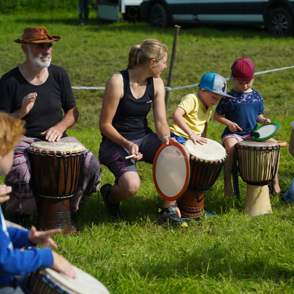 Trommeln im Drum Circle für groß und klein. Kinder trommeln, Erwachsene trommeln.