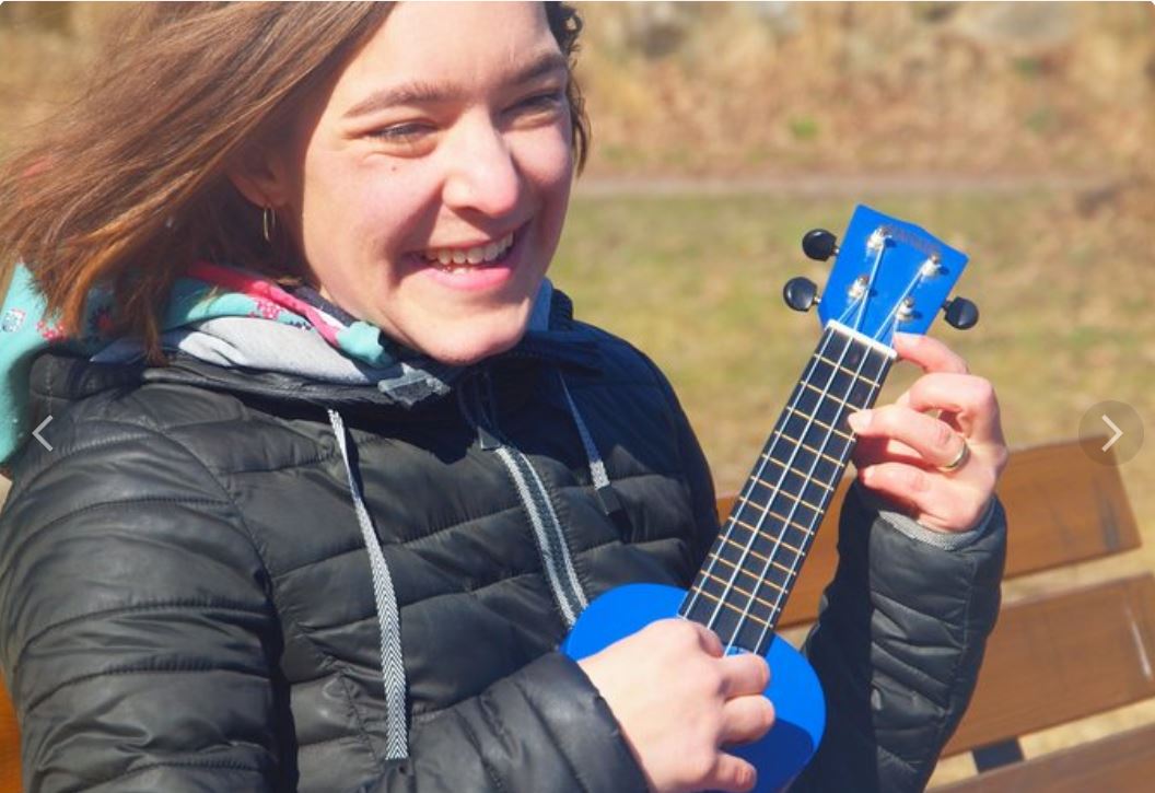 Sarah Bachmann singt mit Ukulele und wunderschöner Stimme. Singkreis für Groß und Klein.